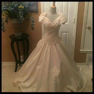 NWOT Beautiful Wedding Dresss